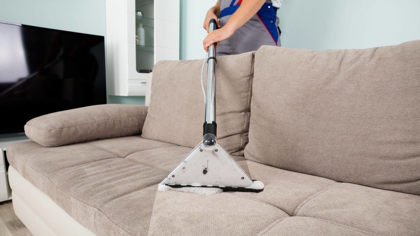 Способы быстро и качественно почистить диван от пыли